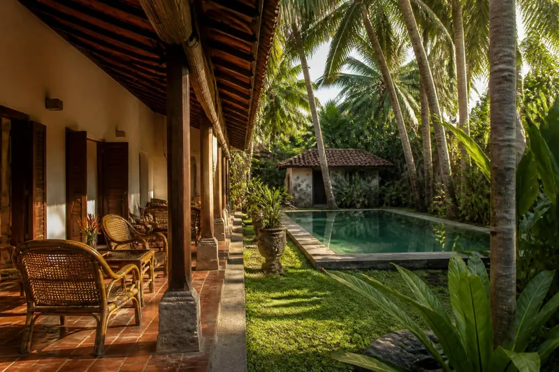 Veranda en zwembad van een kleinschalig hotel tussen de kokospalmen in Sri Lanka