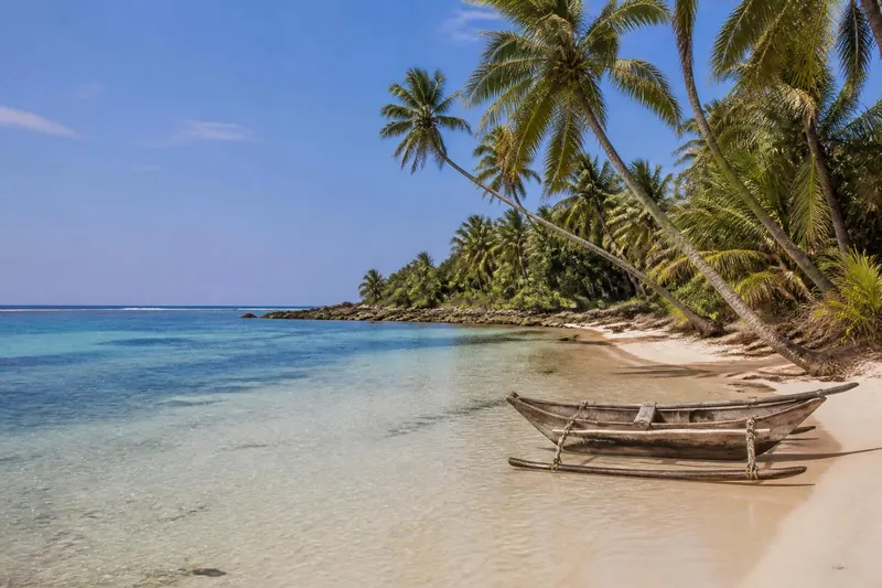 Rustige, door een rif beschutte baai met ondiep water aan de zuidkust van Sri Lanka